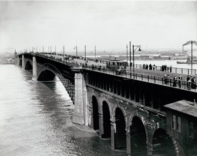 Circulation piétonne et de tramways sur le pont Eads pendant l